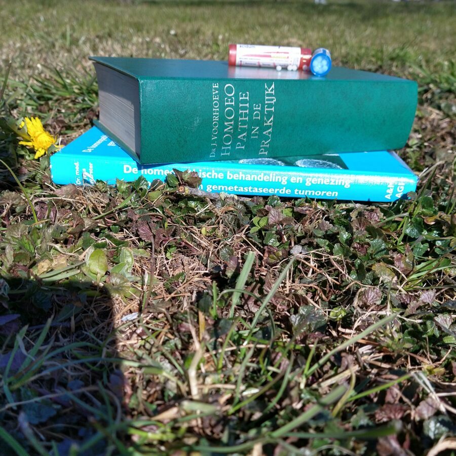 Homeopathie boeken op open grasveld